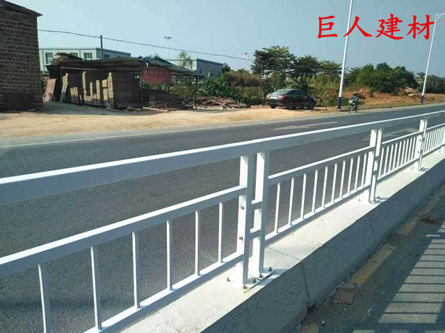 深圳甲型公路護(hù)欄廠家，甲型道路護(hù)欄選巨人
